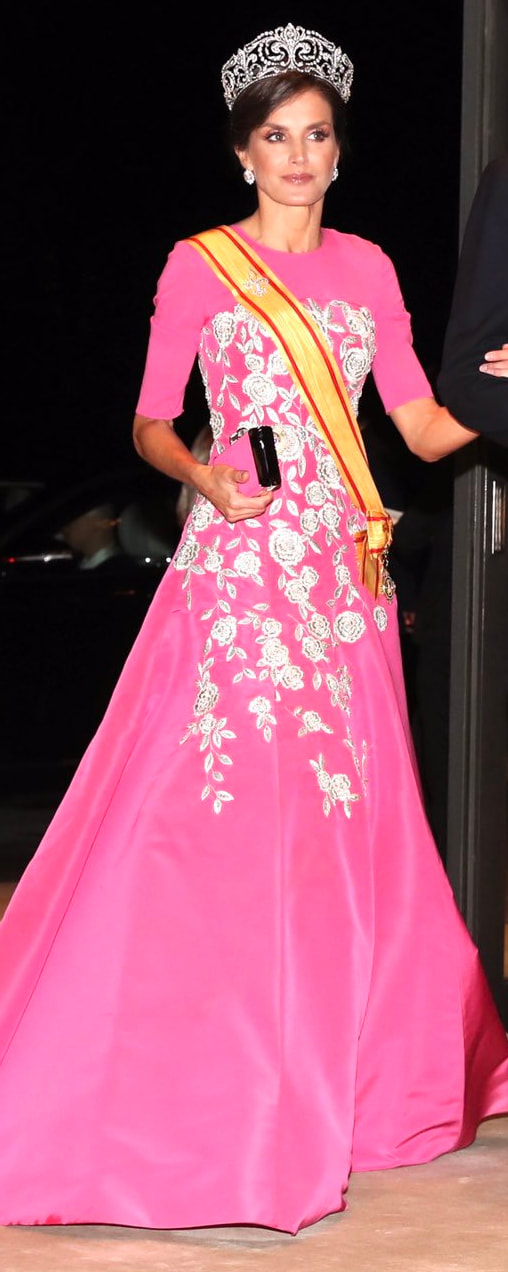 Carolina Herrera Scala Insignia Clutch - Queen Letizia Handbags - Queen  Letizia Style